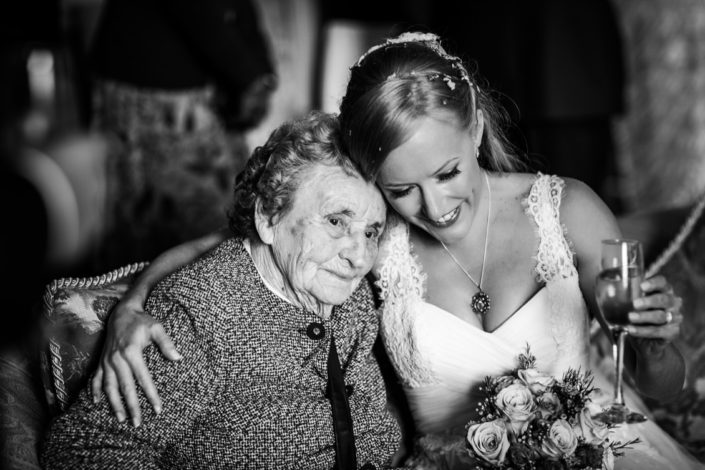 Braut mit Großmutter